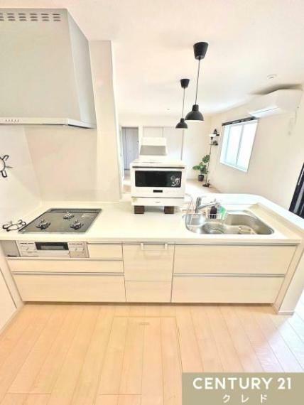 キッチン 【キッチン】 白を基調としたキッチンはすっきりとしていて、シンプルな印象に。 夫婦そろってキッチンに立っても調理がしやすくゆとりある広さ。 食器類もすっきりと片付く収納力が期待できます。