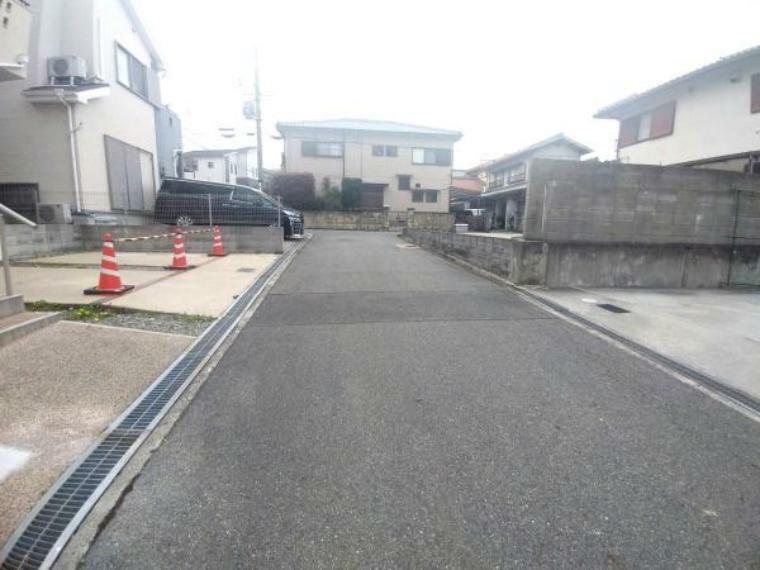 現況写真 前面道路含む戸建写真です