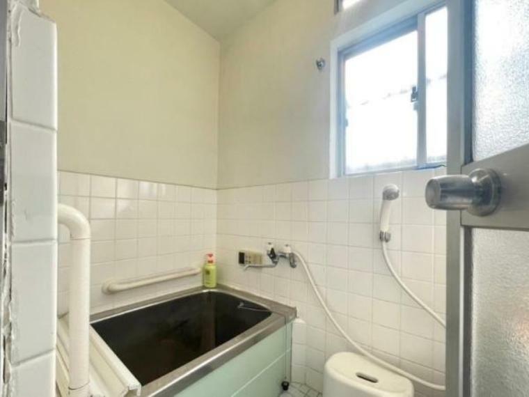 浴室 浴室には窓がある為、換気もしやすいです
