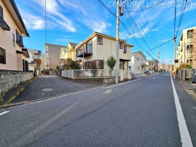 現況写真 周りはのどかで閑静な住宅地です。車通りも少ないので小さなお子様がいるご家庭も安心してお住まいいただけます。