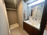 洗面化粧台 収納スペースも兼ね備えたシャワー水栓付洗面化粧台