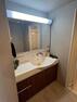 洗面化粧台 収納スペースも兼ね備えたシャワー水栓付洗面化粧台。