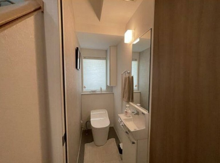 トイレ 窓があり温水洗浄機能の付いた快適なトイレを1階と2階に設置。使用が重なる朝も2ヶ所あれば安心ですね！
