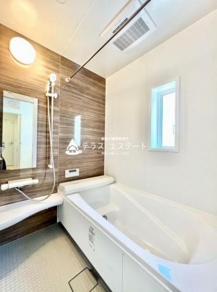 浴室 お子様と入るのにも十分な広さのバスルーム。※写真は同一タイプまたは同一仕様です。