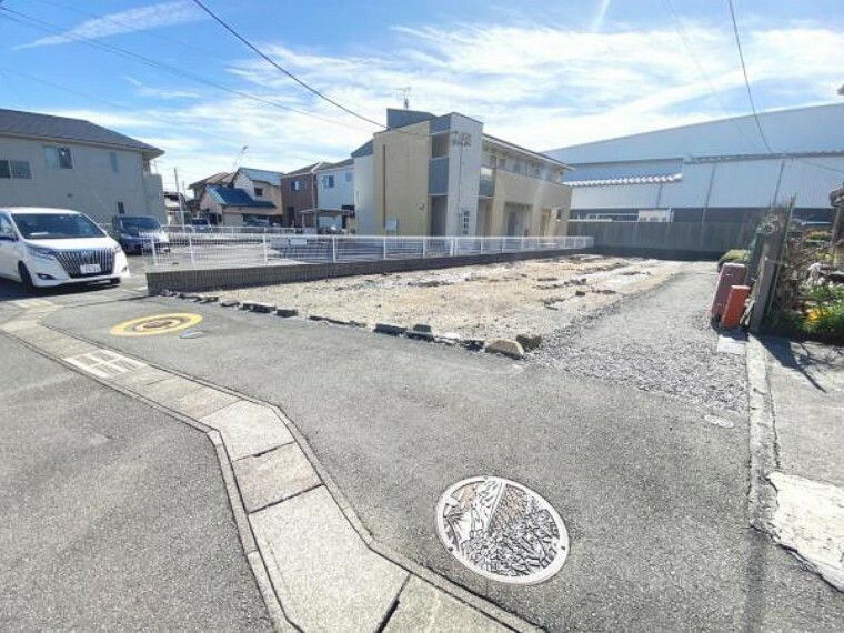 現況写真 前面道路です。周辺の交通量は少なめです。