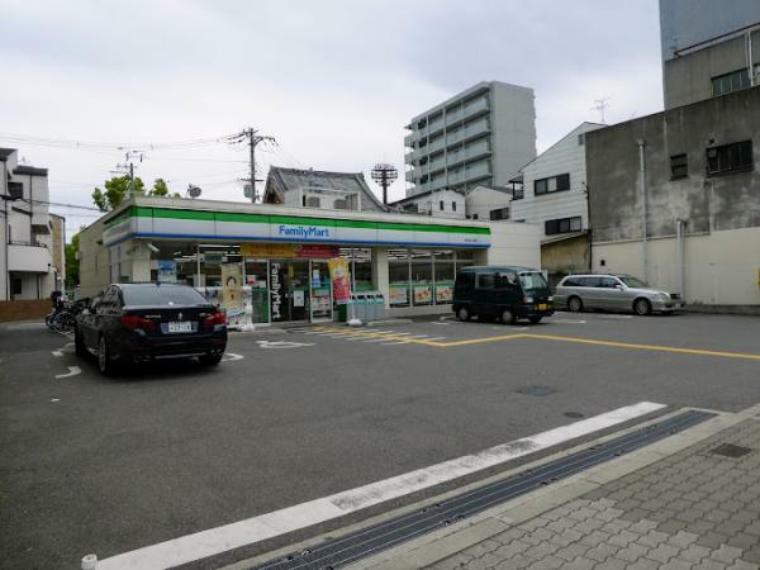 コンビニ ファミリーマート 本田みなと通店　約210m　徒歩3