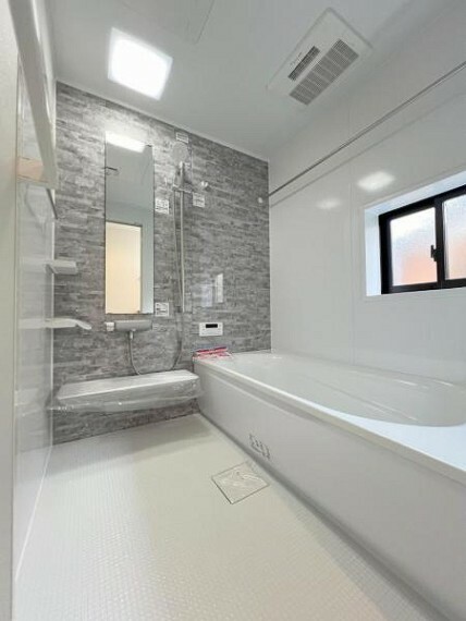 浴室 ・お湯張りから保温まで自動進行するオートバスシステム（追い焚き機能付）。キッチンと浴室のリモコンから操作できます。
