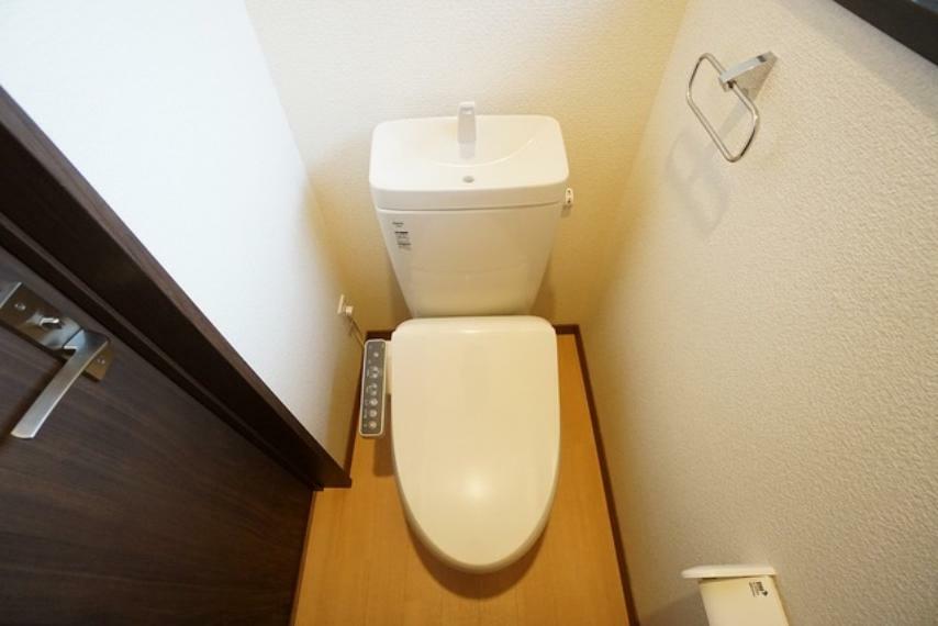 トイレ 温水洗浄機付トイレです。節水機能もあるので、安心して使えますね。すっきりした見た目で、トイレ奥の掃除もしやすいです。
