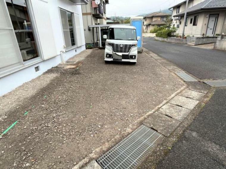 駐車場 【リフォーム中】駐車場は、立木撤去、簡易物置撤去を行い、3台可能にリフォームします。山陰の生活に欠かせないお車を敷地内に停めておけるのは便利ですね。