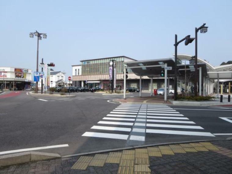 【周辺環境】倉吉駅まで約3300m（車で約7分）。旅行やビジネスの拠点となる駅が近くにあるのは便利ですよね。