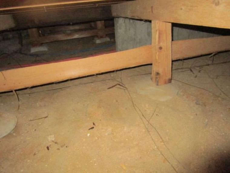 【床下写真】中古住宅の3大リスクである、雨漏り、主要構造部分の欠陥や腐食、給排水管の漏水や故障を2年間保証します。その前提で屋根裏まで確認の上でリフォームし、シロアリの被害調査と防除工事もおこないました。