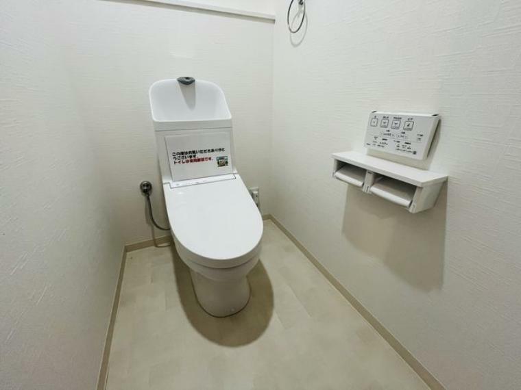 トイレ リフォーム済みで白を基調とした、清潔感のあるシンプルなデザインのトイレですね。