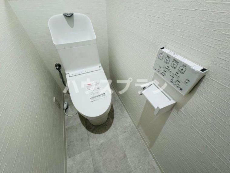 トイレ 清潔感があるトイレ。温水洗浄便座付きで、温水で肛門を洗浄したり、 便座部分を温めたりすることができます。
