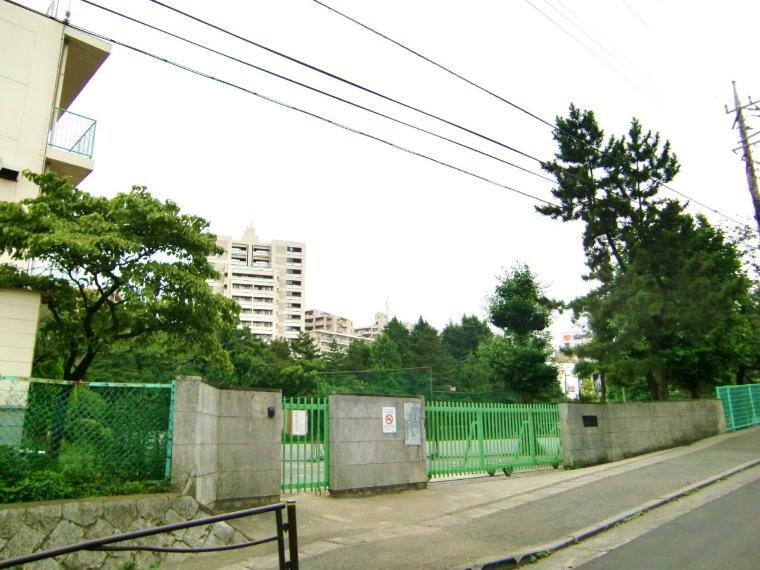 小学校 川崎市立百合丘小学校（●「笑顔あふれる学校」を目指し、「明るい子 よく考える子 がんばる子」を教育目標に掲げ子どもたちを育みます●）