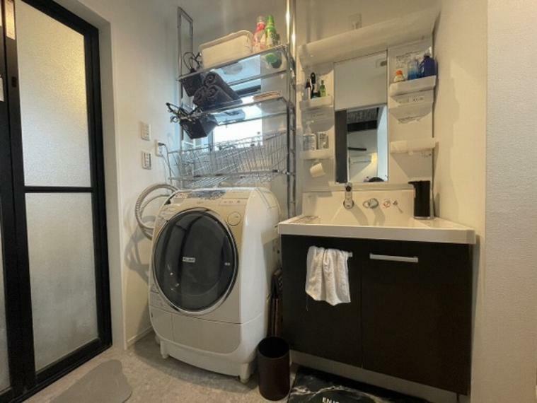 洗面化粧台 ドラム式洗濯機が置ける広々とした洗面室。日頃の家事に便利な広さですね。写真撮影日2024.02洗