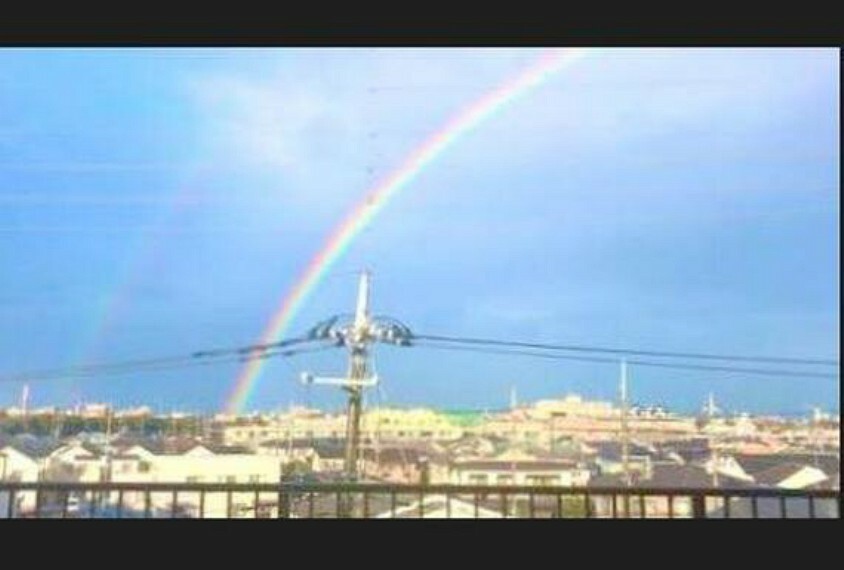 眺望 虹を臨む住まい。雨上がりのルーフバルコニーから見えたワンシーンです。日常を特別なものにしてくれる瞬間です。肉眼で万願寺駅が確認できる駅近物件ですが、部屋の配置が良いので外からの目線が気になりません。