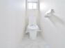 トイレ 水周りはシンプルに清潔感のあるカラーで統一。落ち着いた雰囲気はプライベートタイムをより過ごしやすくしてくれるでしょう。収納棚が付いていて実用性も兼ね備えた生活しやすいつくりになっています。