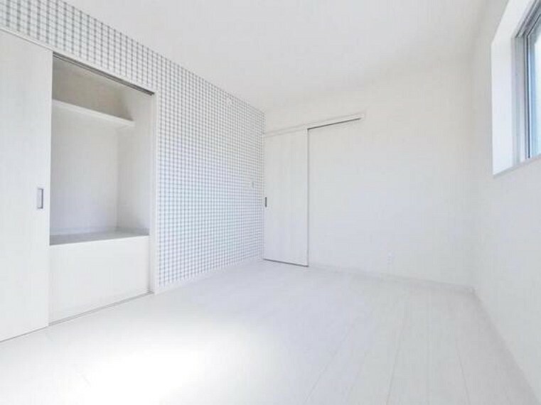 寝室 白を基調とした部屋は、部屋をより広く見せてくれます。光を反射するので部屋を明るく美しく見せる効果もあります。また、家具の色で部屋の雰囲気を自分のカラーにつくり上げることもできます。