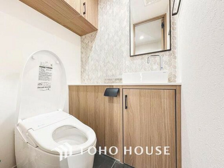 トイレ 「温水洗浄便座付きトイレ」トイレは豊富な収納、洗面スペースが完備されています。いつも清潔な空間であって頂けるよう配慮された造りです。