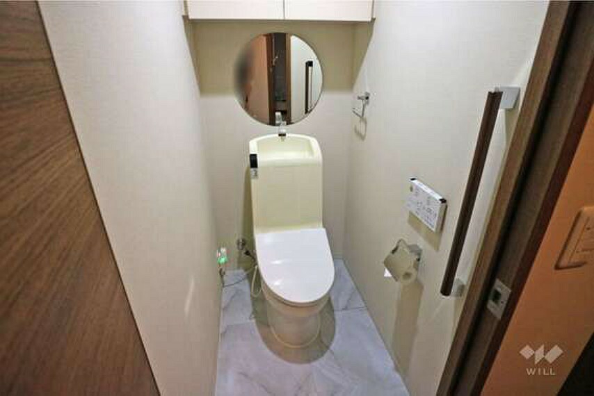トイレ トイレは温水洗浄機能便座付きです。上部に収納棚があり、ストックがしやすくなっています！