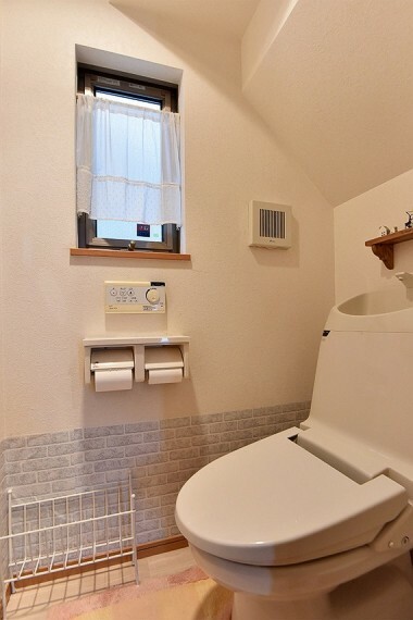 快適な温水洗浄便座付きのトイレも備え付け。窓があり換気もバッチリです。