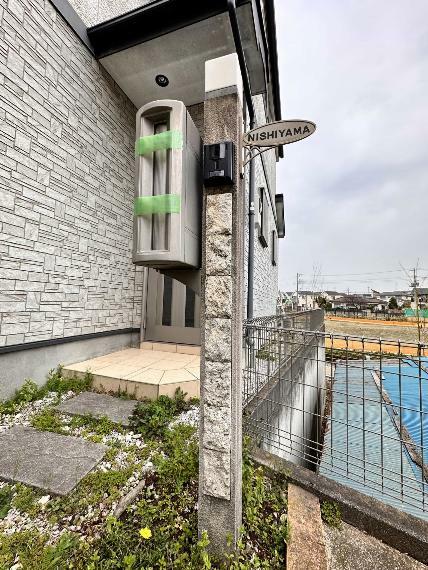 共用部・設備施設 シンプルで住宅外観に馴染みやすいデザインのポストユニット。