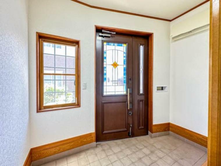 玄関 家の玄関は、ご主人の顔と言えます。それだけ玄関の印象は大切。品のある玄関やデザインに凝った玄関や、センスを発揮させましょう。質感のある素材を玄関に使用するのも一つのセンスです。