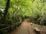 公園 戸塚公園（多目的広場や遊具のある広場とともに緑豊かな雑木林、湧き水が流れるせせらぎがあります。）