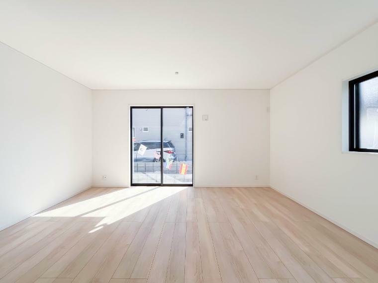 居間・リビング 明るく開放的な空間が広がるLDK。室内には豊かな陽光が注ぎ込み、爽やかな住空間を演出。（2号棟）