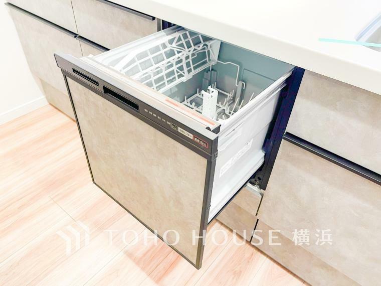 【食器洗浄乾燥機】手洗いでは使用出来ないほど高温のお湯や高圧水流を使うことにより汚れを効果的に落とすことができます。