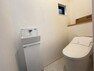 トイレ 白を基調とした明るく清潔感のある空間に仕上がりました。トイレは1階と2階それぞれにございますので、忙しい時や来客の際もスムーズに使うことができて便利です。