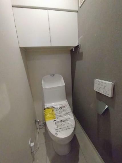 トイレ 温水洗浄便座一体型トイレ　フロアタイル貼替