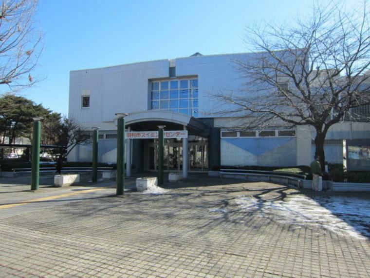 羽村市スイミングセンター 25mプール・幼児用プール（水深60～70cm）とトレーニングルームを備えています。 楽しく運動できる施設です。