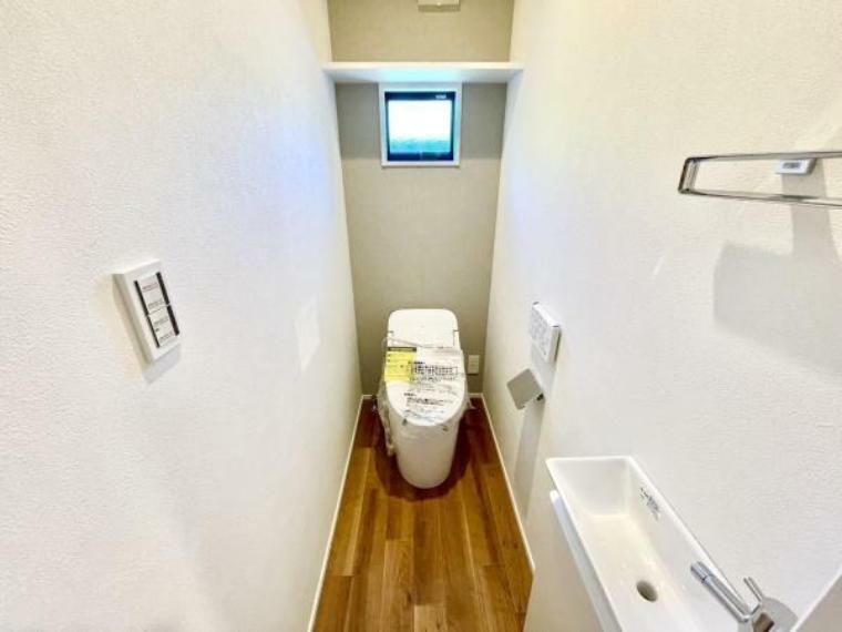 トイレ ■■Toilet■■ 清潔な空間を保ちたいトイレはオフホワイトでまとめました。毎日使う場所だからこそお手入れも楽々にできる機能が搭載されております。汚れが付着しにくい便器はお掃除も楽々です。