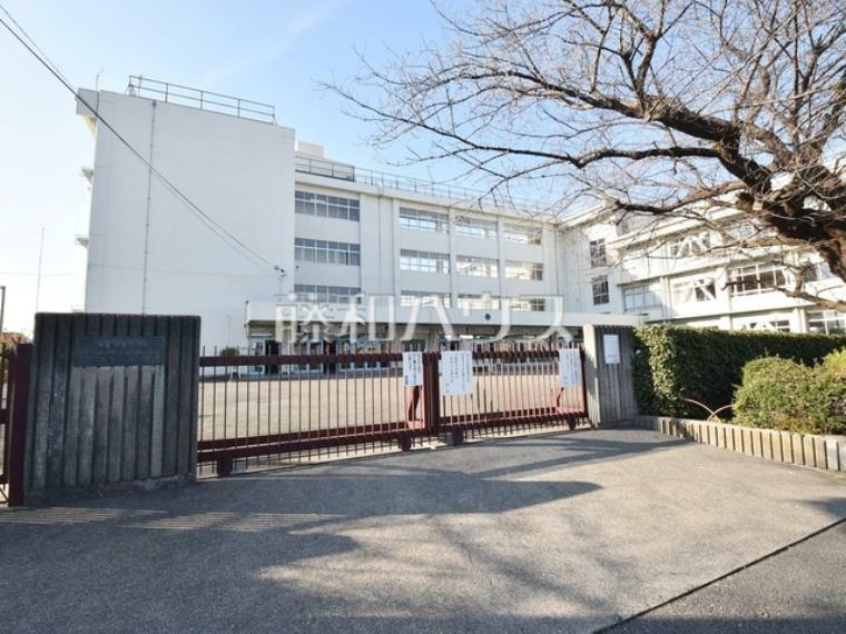 中学校 小平市立小平第二中学校 中学校は徒歩約19分。この適度な距離が、思春期を迎えるお子様には友達と会話の出来る大切な時間となります。