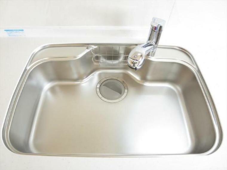 【同仕様写真】新品交換予定のキッチン水栓本体には浄水機能が内蔵されていて、おいしいお水をつくります。