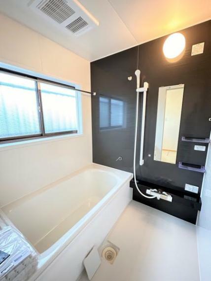 【リフォーム完成】浴室の写真です。既存の浴室は解体し、新品のユニットバスに交換しました。ゆったりした1坪タイプのお風呂で1日の疲れを癒せそうですね。