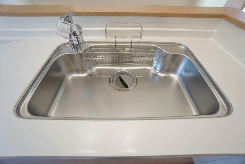 キッチン 大きなお鍋も楽々洗える、幅が広いシンク。 洗剤や石鹸、スポンジもすっきりできる収納付き。浄水器が一体化した水栓シャワーが付いており、節水効果もあります＾＾