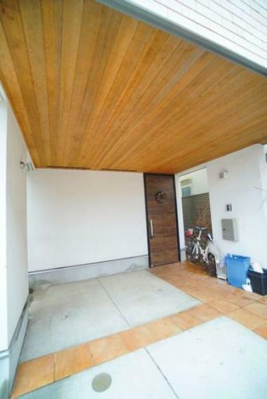 現況写真 駐車場の天井には風合いの良い木材にてデザインされております。暖かいイメージになりますね。
