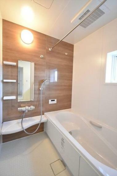 浴室 【同社施工例】窓付きの1坪サイズのお風呂で日々の疲れを癒せます。