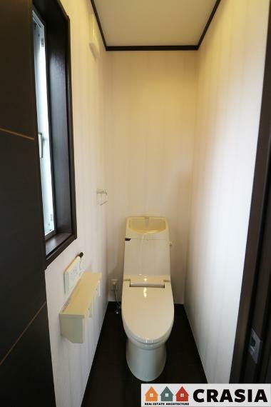 トイレ 2階トイレです。自然換気ができる窓から自然な光が射し込みます。（2024年2月撮影）