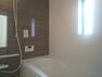 浴室 浴室の床や壁材は水切れが良く翌朝にはカラリとしています。