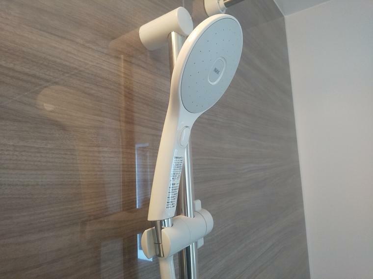 浴室 シャワーヘッドは手元で止水操作ができる節水タイプです。