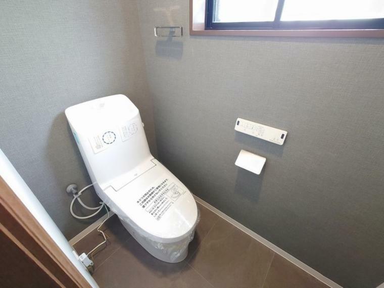 トイレ 1F 清潔好きには欠かせないウォシュレット機能付き。