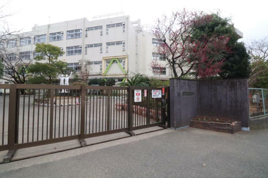 市川市立新浜小学校　約450m（徒歩6分）