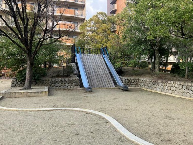 外観写真 マンション敷地内に公園や緑がございます