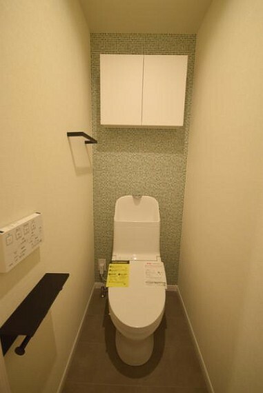 トイレ ■上部造り付収納棚も便利で嬉しいですね