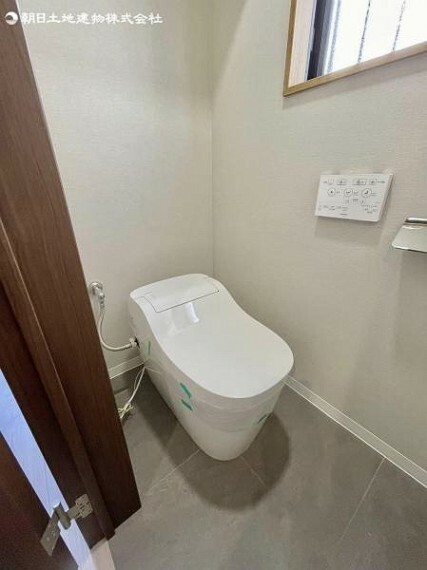 トイレ トイレはタンクレスを採用。お手入れのしやすいデザインで、トイレ環境を清潔に保てます。