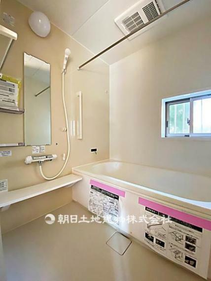 浴室 【本分譲地1号棟写真】清潔感のあるカラーで統一された空間は、ゆったりとした癒しのひと時を齎す快適空間に仕上げられています。