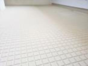 【同仕様写真/浴室床】新品交換するユニットバスの床は規則正しいパターンの加工がされていて滑りにくくなっています。また、水はけがよく乾きやすいので、翌朝にはカラッと乾きます。